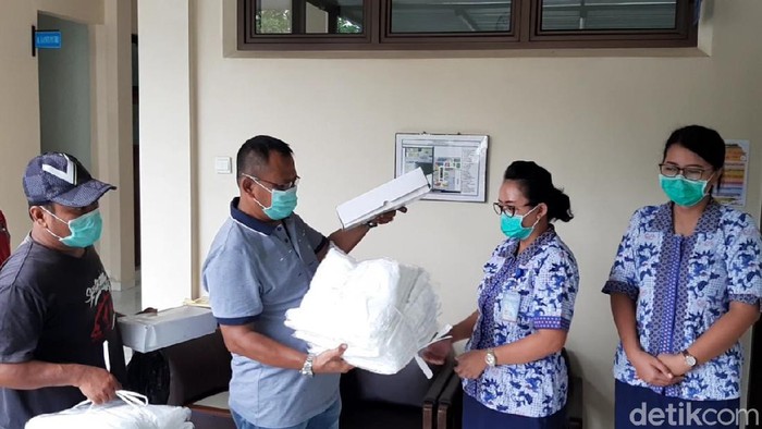 Warga memberikan bantuan APD kepada tenaga medis di Gunungkidul, Jumat (17/4/2020).