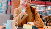 Nongkrong di kafe, Moon Ga Young terlihat matching dengan cheesecake di hadapannya. Momen makannya makin lengkap dengan segelas minuman hangat. Foto: Instagram m_kayoung