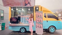 Moon Ga Young bisa 3 bahasa lho! Ia pandai berbicara bahasa Inggris, Jerman, dan tentu saja Korea. Begini pose imut Moon Ga Young di depan coffee truck yang diberikan untuknya. Foto: Instagram m_kayoung