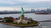 Patung Liberty di pulau Liberty, New York (5/4/2020) terlihat kosong melompong karena masa lockdown melawan pandemi COVID-19.  Photo by Lokman Vural Elibol/Anadolu Agency via Getty Images.