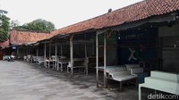 Biasanya sebelum ditutup karena Corona, para pedagang rata-rata per bulan bisa mendapatkan Rp 1,5 juta. Untuk itu, semenjak ditutup praktis tidak ada pendapatan dari penjualan souvenir.