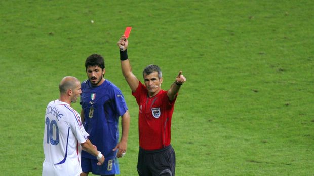 French midfielder Zinedine Zidane (L) receives a red card from referee Horacio Elizondo of Argentina (R) for apparently head-butting Italian defender Marco Materazzi (not pictured) as Italian midfielder Gennaro Gattuso (C) looks on during the World Cup 2006 final football match between Italy and France at Berlin's Olympic Stadium, 09 July 2006.  Italy went on to win 5-4 in a penalty shootout after the teams finished in extra time 1-1.    AFP PHOTO / ROBERTO SCHMIDT (Photo by ROBERTO SCHMIDT / AFP)