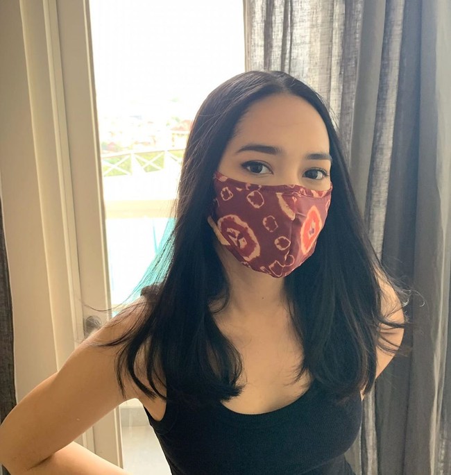 Aktris Niken Anjani juga memakai masker kain dari Ghea Fashion Studio. Ia memilih masker motif tenun ikat. Foto: Instagram
