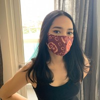 Aktris Niken Anjani juga memakai masker kain dari Ghea Fashion Studio. Ia memilih masker motif tenun ikat. Foto: Instagram