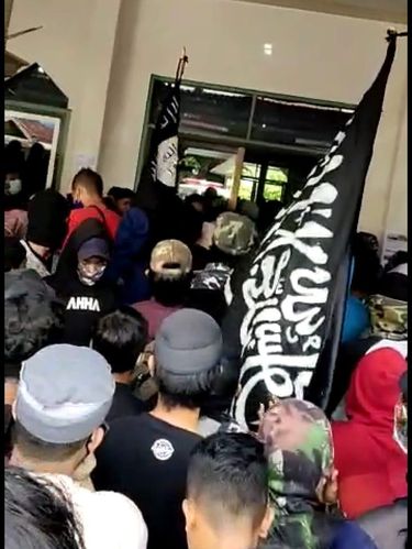 Suasana proses pemakaman jenazah dua DPO MTI yang tewas ditembak setelah serang polisi di Poso (Screenshot video)