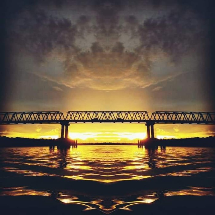 Senja di Jembatan Maro