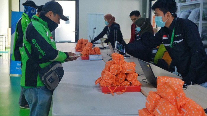 Donasi untuk Para Ojol Terus Mengalir Sejumlah bantuan terus mengalir kepada para pengemudi ojek daring Gojek, yang tetap beroperasi di tengah pandemi virus corona (COVID-19) saat ini.