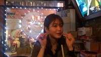 Shin Ye Eun terlihat santai sambil menikmati segelas besar minumannya. Ia terlihat cantik walaupun resolusi gambarnya sedikit buram. Foto: Instagram @__shinyeeun