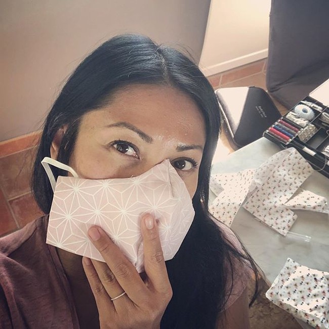 Penyanyi Anggun pun membuat masker kain sendiri. Ia menjahit masker menggunakan bahan katun dengan motif geometris warna pastel yang chic. Foto: Instagram