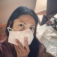 Penyanyi Anggun pun membuat masker kain sendiri. Ia menjahit masker menggunakan bahan katun dengan motif geometris warna pastel yang chic. Foto: Instagram