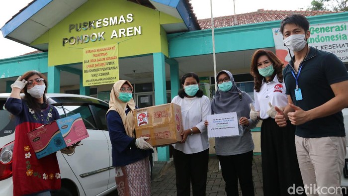Divisi Perempuan Bravo Lima Tangsel melakukan aksi sosial dengan membagikan APD yang dilakukan  di Lima Puskesma di Tangsel.