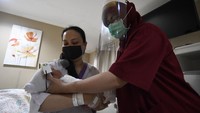 Perawat memakaian pelindung muka atau face shield kepada bayi yang baru lahir.