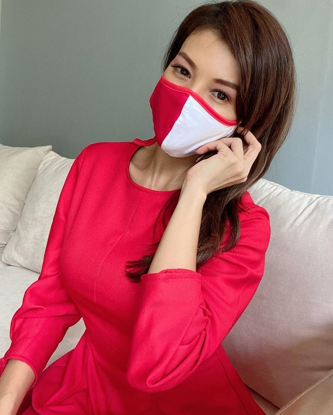 Chef Farah Quinn ikut mengampanyekan pentingnya penggunaan masker kain untuk mencegah penyebaran virus Corona. Ia mengenakan masker merah-putih, sesuai warna bendera Indonesia. Foto: Instagram