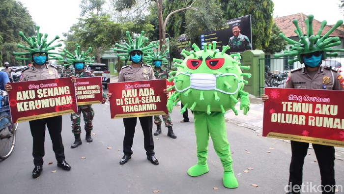 Sosok berkostum virus Corona membuat Operasi Keselamatan Semeru 2020 berjalan menarik. Kehadiran badut COVID-19 itu membantu polisi dan TNI memberi pemahaman kepada masyarakat akan pentingnya memakai masker di tengah wabah Corona.