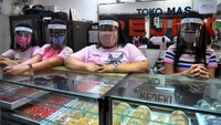  Penggunaan alat pelindung wajah tersebut sebagai upaya pencegahan penyebaran wabah pandemi virus Corona (COVID-19).
