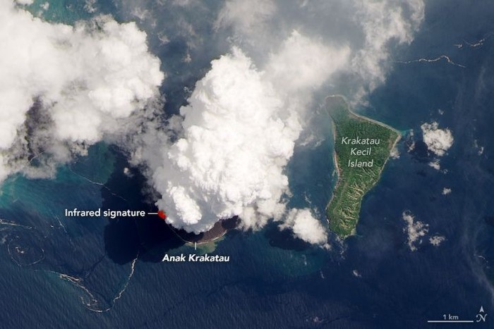 Ini penampakan Gunung Anak Krakatau pasca-meletus hasil jepretan NASA.