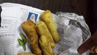 Siapapun yang memiliki CV dan surat lamaran kerja ini mohon bersabar ya. HRD kantor yang kamu tuju mungkin belum membutuhkan karyawan baru jadi semua lembar lamaran kerja diserahkan ke tukang gorengan. Foto: istimewa