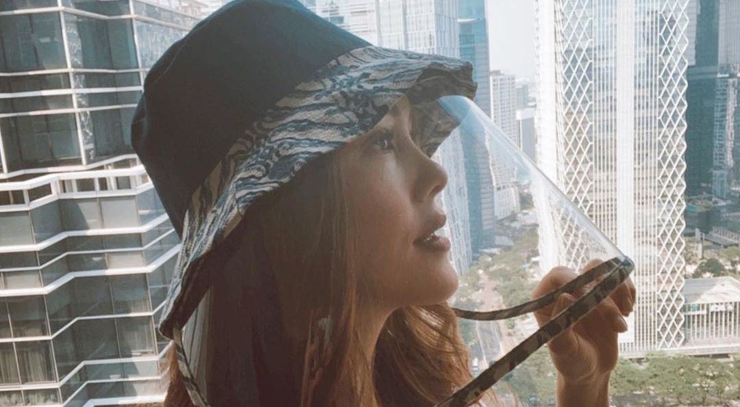Topi anti corona yang dikenakan Cathy Sharon