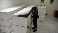 Pemerintah Kota Bogor menyiapkan peti jenazah untuk korban virus Corona (COVID-19) di kantor BPBD Kota Bogor, Jawa Barat, Kamis (16/4/2020).