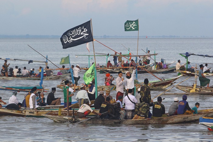Warga kampung nelayan Nambangan dan Bulak Cumpat mengikuti pembacaan shalawat 