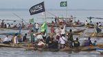 Warga Pantai Kenjeran Surabaya Bersholawat di Atas Perahu