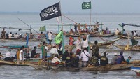 Begini momen saat sejumlah warga menggelar sholawat di atas perahu.