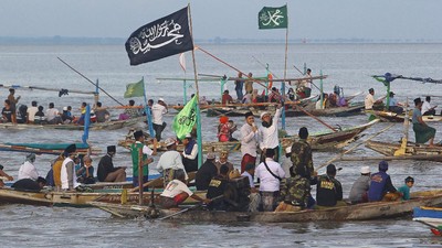 Warga Pantai Kenjeran Surabaya Bersholawat di Atas Perahu