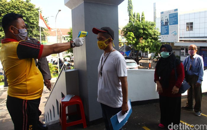 Pelayanan Samsat di Cinere, Depok, Jawa Barat, tetap berlangsung di tengah PSBB. Walaupun begitu penerapan physical distancing tetap diutamakan.