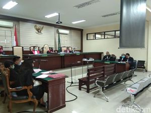 Korupsi Jasmas Rp 5 M, Dua Eks Anggota DPRD Surabaya Divonis 18 Bulan Penjara