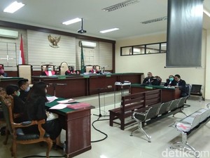 Korupsi Jasmas Rp 5 M, Dua Eks Anggota DPRD Surabaya Divonis 18 Bulan Penjara