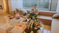 Begini serunya momen Lee Min Ho berbagi tempat duduk dengan anjingnya dan dengan kue-kue yang diterimanya. Foto: Instagram @actorleeminho