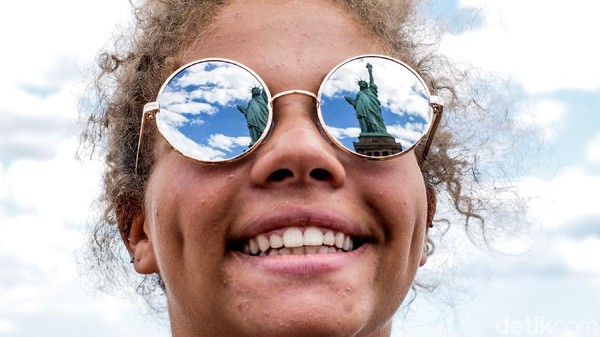 Traveler tersenyum lepas melihat Patung Liberty. Patung yang dibangun pada akhir abad ke-19 tersebut merupakan hadiah dari negara Prancis untuk AS. Kedua negara bersahabat sejak lama dan secara historis terdapat ikatan kuat saat melawan dominasi Inggris. Traveler tersenyum lepas melihat Patung Liberty. Patung yang dibangun pada akhir abad ke-19 tersebut merupakan hadiah dari negara Prancis untuk AS. Kedua negara bersahabat sejak lama dan secara historis terdapat ikatan kuat saat melawan dominasi Inggris.