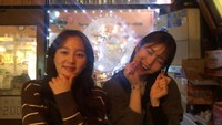 Bersama dengan lawan mainnya di drama tersebut, Ye Eun terlihat menikmati makanan di salah satu restoran. Ia pun berpose dengan ceria. Wah, mereka makan apa ya foodies? Foto: Instagram @__shinyeeun