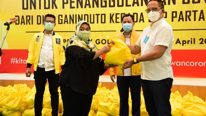 Ramai-ramai Salurkan Bantuan Medis ke Rumah Sakit Partai Golkar menerima sumbangan sembako, APD medis dan alat kesehatan serta menyalurkanya kepada sejumlah rumah sakit dan masyarakat terdampak pandemik COVID-19.
