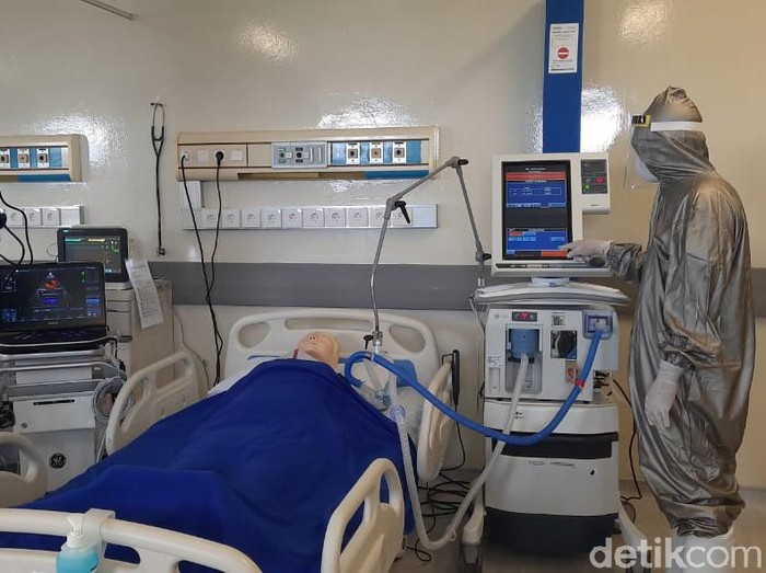 Mengurus jenazah pasien Corona tak seperti jenazah pada umumnya. Banyak proses, tahapan sampai harus disterilisasi sebelum dimakamkan.