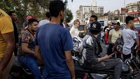 Pengantin perempuan dikelilingi pemuda yang melakukan aksi freestyle.. Pertunjukan ini menjadi atraksi menantang di pesta pernikahan di Kairo. (AP Photo/Nariman El-Mofty)