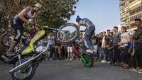 Aksi freestyle ini kontras dengan aktifitas di penjuru dunia lain yang sedang meliburkan diri dari keramaian karena pandemi Corona.