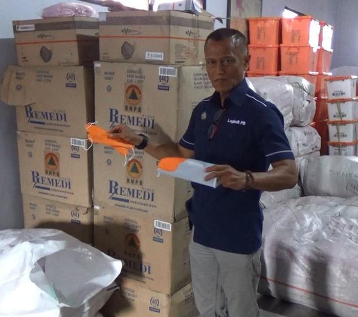 bpbd lumajang bagi-bagi masker ke warga pasca semeru keluarkan awan panas