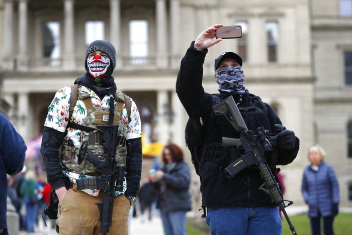 Tolak Aturan Lockdown, Warga AS Demo ke Jalan Para pendemo berunjuk rasa di depan balai kota Michigan, AS. Mereka menentang aturan lockdown seperti tetap di rumah (stay at home) yang membuat pendemo khawatir terhadap pekerjaan dan pendapatan mereka. Aturan tersebut diberlakukan hingga 30 April mendatang.