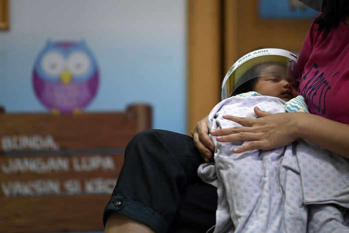 BAYI DAN ANAK DI RSIA ASIH Bayi mengenakan pelindung muka atau 'face shield' di RS Ibu dan Anak Asih, Jakarta, Jumat (17/4/2020). RSIA Asih memberikan perlindungan dini berupa pelindung muka atau 'face shield' kepada bayi baru lahir, bayi atau anak yang melakukan imunisasi dari paparan Covid-19 saat berada di area publik rumah sakit tersebut. ANTARA FOTO/Puspa Perwitasari/pras.