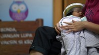 Bayi mengenakan pelindung muka atau face shield di RS Ibu dan Anak Asih, Jakarta, Jumat (17/4/2020).