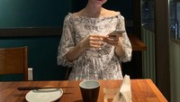 Berada di kafe, Ye Eun terlihat manis saat sedang menunggu makanan. Ia pun berpose sambil memegang ponselnya. Foto: Instagram @__shinyeeun