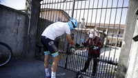 Atlet juara bersepeda Davide Martinelli mengantarkan obat-obatan ke sejumlah warga di Lodetto, Italia bagian utara (14/4/2020). David menjadi volunteer selama masa pandemi COVID-19 di tempat kelahirannya di Lodetto,  Italia. 