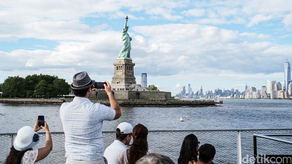 Traveler memotret ikon Kota New York dari kapal. Meski terkenal sebagai ikon kota New York bahkan ikon AS, secara administratif patung Liberty masuk ke negara bagian New Jersey. New York dan New Jersey memang bertetangga. Traveler memotret ikon Kota New York dari kapal. Meski terkenal sebagai ikon kota New York bahkan ikon AS, secara administratif patung Liberty masuk ke negara bagian New Jersey. New York dan New Jersey memang bertetangga.