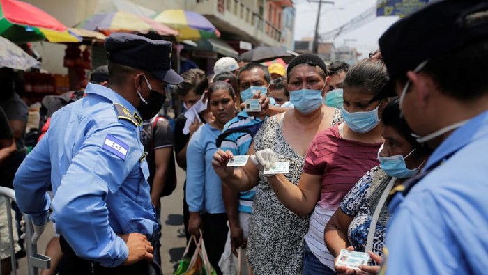 Warga Honduras pada masa wabah Corona (Reuters)