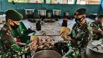 TNI Bagikan Ribuan Nasi Bungkus untuk Warga Jakarta