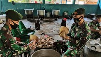 Pembagian nasi bungkus yang dibagikan langsung oleh Prajurit TNI bertujuan untuk membantu meringankan beban masyarakat saat diberlakukannya Penerapan Sosial Berskala Besar (PSBB). 