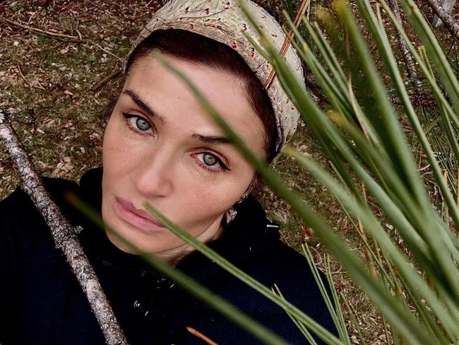 Sebagian keuntungan dari penjualan koleksi busana terbarunya tersebut akan disumbangkan untuk membantu memberi makan orang-orang tua di tengah pandemi COVID-19.  Foto: dok. Instagram