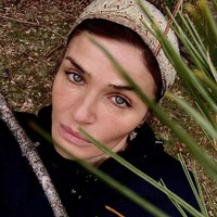 Sebagian keuntungan dari penjualan koleksi busana terbarunya tersebut akan disumbangkan untuk membantu memberi makan orang-orang tua di tengah pandemi COVID-19.  Foto: dok. Instagram