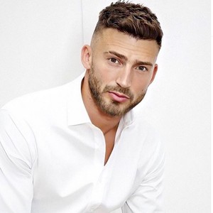 Penyanyi Tampan Ini Ditawar Fans Rp 47 Miliar untuk Berhubungan Intim